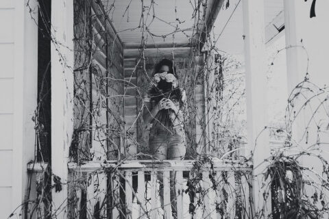 AbandonedHouseSelfies 001 700x467(pp w480 h320) - AbandonedHouseSelfies_001