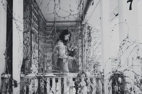 AbandonedHouseSelfies 002 700x467(pp w480 h320) - AbandonedHouseSelfies_002