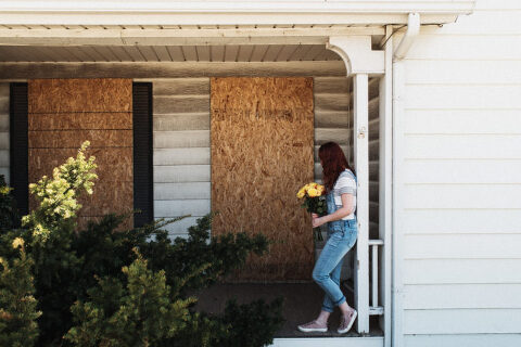 AbandonedHouseSelfies 007 700x467(pp w480 h320) - AbandonedHouseSelfies_007