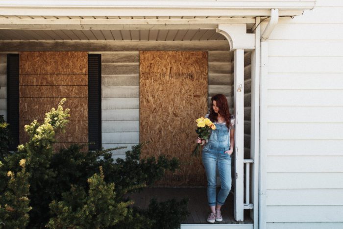 AbandonedHouseSelfies 012 700x467 - AbandonedHouseSelfies_012