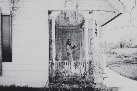 AbandonedHouseSelfies 014 700x467(pp w480 h320) - AbandonedHouseSelfies_014